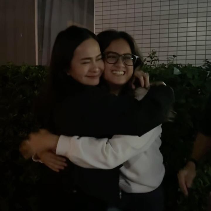 <p>Pada akhirnya, Ersa mesti melepas sang putri tinggal jauh dengan keluarga. Dalam satu video yang dibagikan di media sosial, Ersa tampak tak kuasa menahan tangis saat harus berpisah dengan Kika. "Ternyata begini rasanya melepas anak di negeri orang.. Galau, tapi excited dengan perjalanan barunya," ungkapnya. (Foto: Instagram @ersamayori)</p>