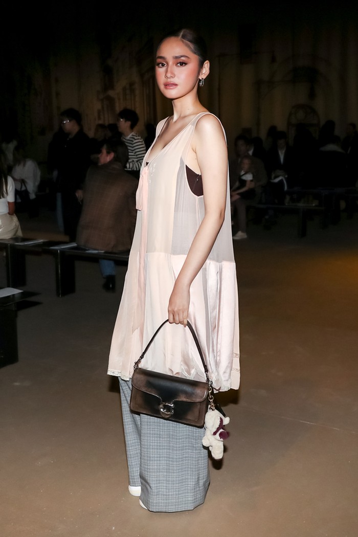 Syifa Hadju hadiri fashion show Coach Spring/Summer 2026 di New York. Ia mengenakan Pleated Bow Dress rona blush.