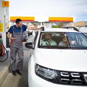 6 Kebiasaan yang Bikin Motor dan Mobil Boros Bensin, Kamu Suka Lakukan?