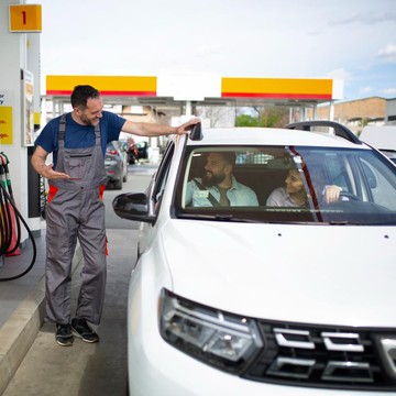 6 Kebiasaan yang Bikin Motor dan Mobil Boros Bensin, Kamu Suka Lakukan?