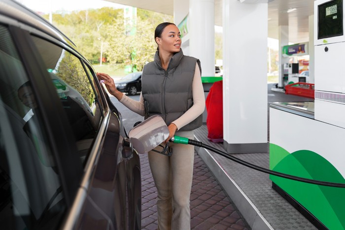 Kebiasaan yang bikin motor dan mobil boros bensin sering kali tanpa sadar dilakukan banyak orang. Ini daftarnya.