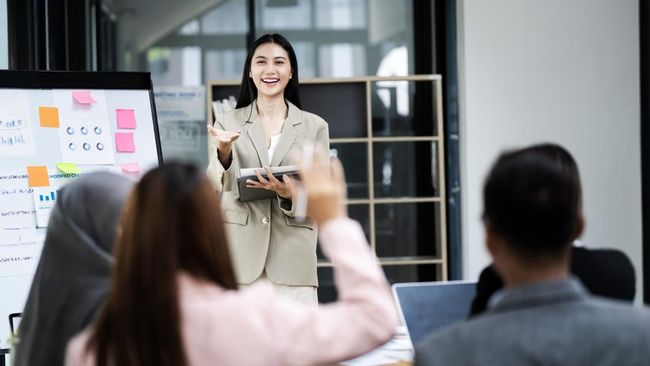 3 Kata yang Bikin Seseorang Duduk dan Mendengarkan saat Bicara di Depan Umum Menurut Pakar