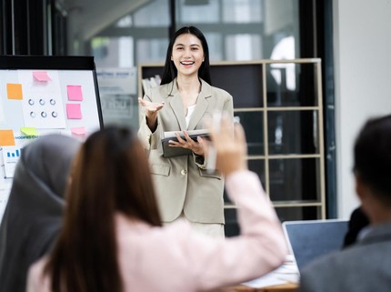 3 Kata yang Bikin Seseorang Duduk & Mendengarkan saat Bicara di Depan Umum Menurut Pakar