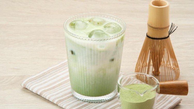 Japanese Iced Matcha Latte, green tea with milk,