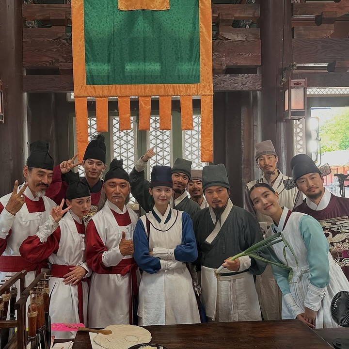<p>Ini dia, potret penutup yang paling memancarkan kekompakan, Bunda! Seluruh tim dapur istana drama Bon Appetit, Your Majesty terlihat berkumpul dalam satu foto, dengan senyum lebar dan pose yang beragam. (Foto: Instagram @rare_773)</p>