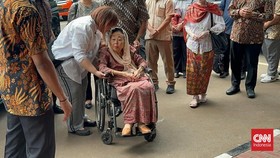 Istri Gus Dur Jenguk Delpedro Dkk di Polda Metro Jaya
