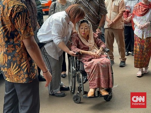 Istri Gus Dur Jenguk Delpedro Dkk di Polda Metro Jaya