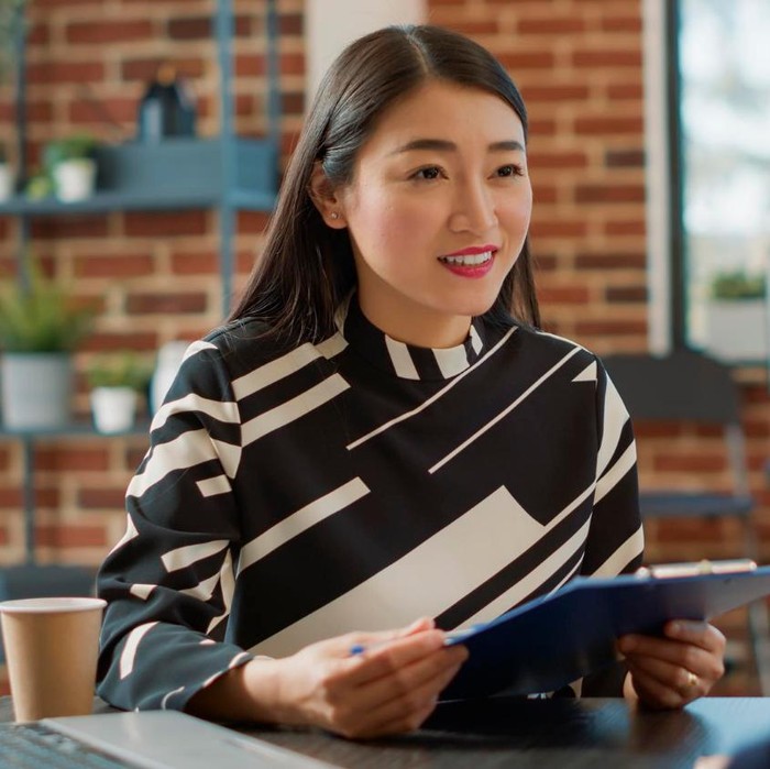 Orang-orang berkelas juga tidak membahas hal yang mereka tidak sukai secara terang-terangan. Mereka tidak akan menceritakan ‘sejarah’ pribadi yang negatif dan belum terselesaikan, atau membahas tentang dendam pribadi kepada orang lain.