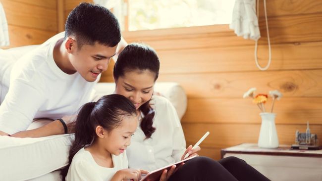 5 Kalimat yang Dipakai Orang Tua dengan EQ Tinggi saat Anak Dapat Berita Buruk, Menurut Pakar
