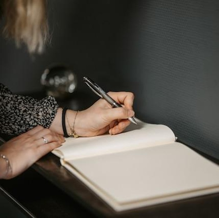 Menguatkan diri juga berarti merawat kesehatan fisik dan mental. Luangkan waktu untuk melakukan hal-hal yang membuatmu bahagia, seperti berolahraga, menulis jurnal, atau sekadar menikmati hobi favorit.