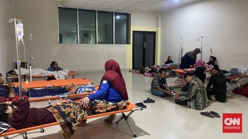 V Cipongkorju v Zahodni Javi zaradi zastrupitve z brezplačnim obrokom hospitaliziranih več sto učencev