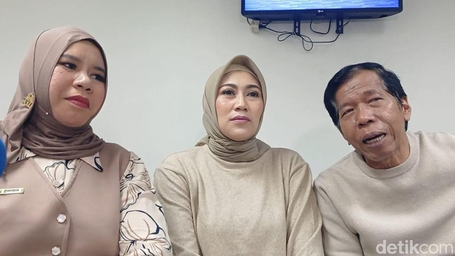 Kiwil bersama Rohimah dan Venti di Jalan Kapten P Tendean, Jakarta Selatan, Selasa (23/9/2025).