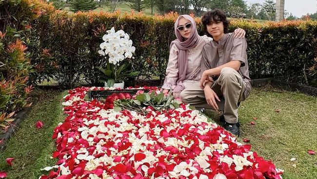 Komentar Tiko Aryawardhana Saat BCL dan Noah Peringati Ultah Mendiang Ashraf Sinclair