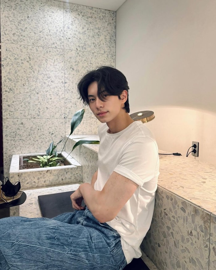 Meski tampak simpel, fans maupun netizen setuju bahwa OOTD kasual sang aktor tidak pernah gagal dan selalu memancarkan pesona boyfriend material. Ia pun kerap dipuji lantaran bisa tampil santai namun tetap stylish./ Foto: instagram.com/l.c.m____