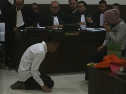 Christiano Penabrak Argo Bersimpuh Minta Maaf ke Ibu Korban Saat Sidang