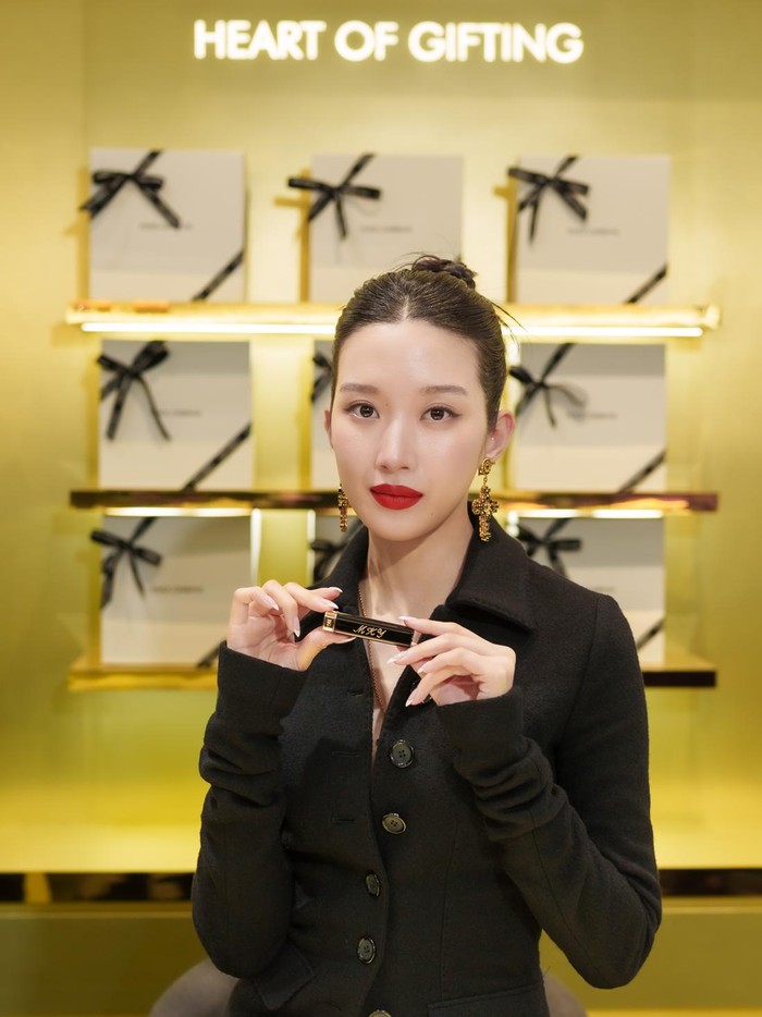 Pada kesempatan kali ini, Moon Ga Young mengenakan busana serba hitam dengan gaya rambut up-do yang membuat penampilannya terlihat elegan dan chic./ Foto: Dolce & Gabbana Beauty