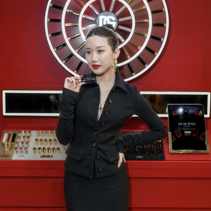 Moon Ga Young tampil elegan saat menghadiri pembukaan store Dolce & Gabbana Beauty di Plaza Indonesia.