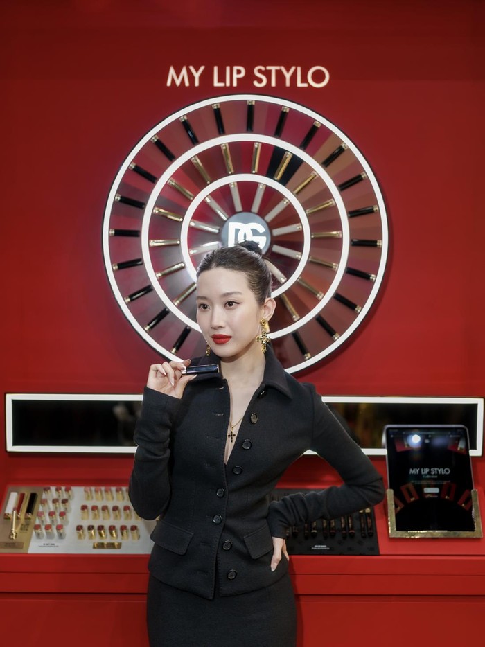 Moon Ga Young tampil elegan saat menghadiri pembukaan store Dolce & Gabbana Beauty di Plaza Indonesia.