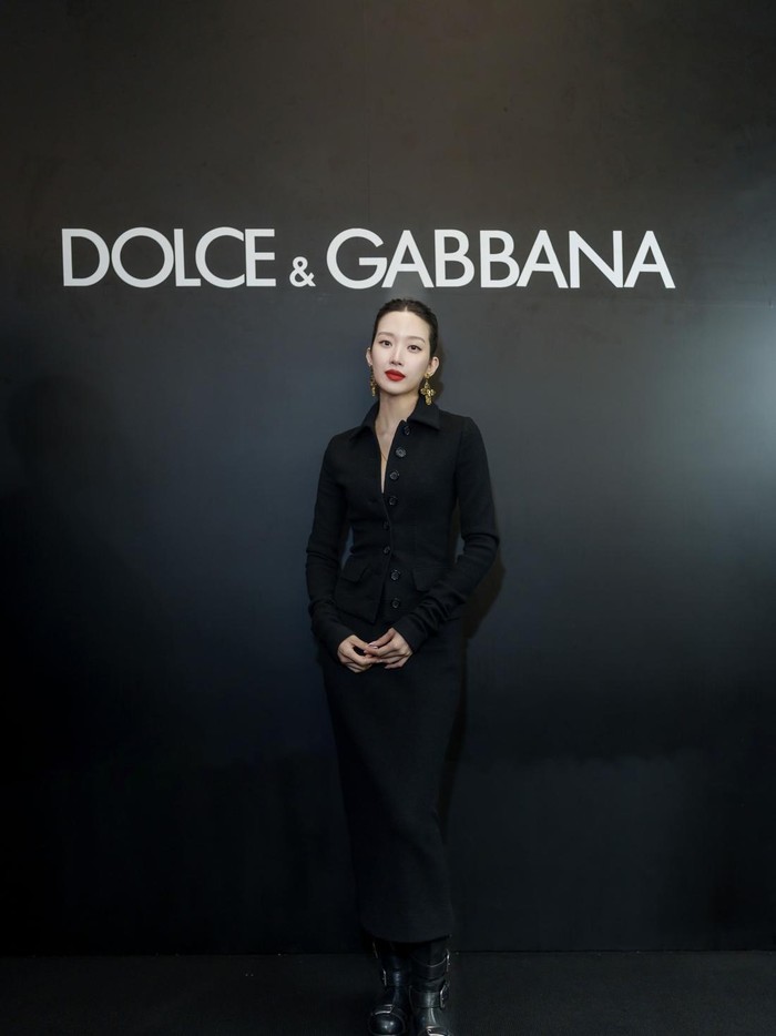 Aktris Korea kenamaan yakni Moon Ga Young belum lama ini hadir ke Indonesia untuk mendatangi pembukaan pop-up store Dolce & Gabbana Beauty di Plaza Indonesia pada Kamis, (18/9/2025)./ Foto: Dolce & Gabbana Beauty