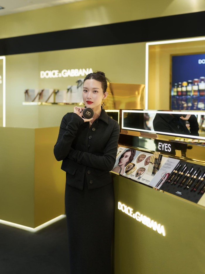 Selain itu, penampilannya juga makin ikonik dengan pulasan lipstik dari Dolce & Gabbana Beauty dalam warna merah menyala./ Foto: Dolce & Gabbana Beauty