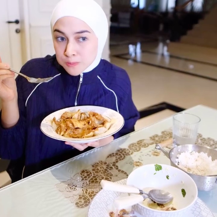 <p>Setelah mengumumkan kabar bahagia tersebut, Nina mulai rutin membagikan unggahan terkait kehamilan keempatnya. Dalam salah satu video, perempuan 33 tahun ini mem-<em>posting</em> konten tentang perubahan makannya selama hamil anak keempat. "Padahal udah makan tapi masih laper jadi makan lagi. Kenapa bumil gitu ya?" tulisnya dalam video tersebut. (Foto: Instagram @ninazatulini22)</p>