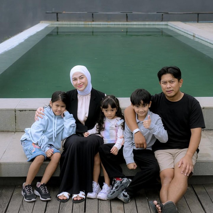 <p>Nina Zatulini resmi menikah dengan Chandra Tauphan Ansar pada 22 Januari 2016. Pada November 2016, Nina melahirkan seorang putra bernama Kenzie Naratama Chandra. Pada Januari 2019, Nina dikaruniai seorang putri bernama Khanza Inara Chandra. Nah, anak bungsu Nina yang bernama Kaluna Ganara Chan kemudian lahir pada November 2020. Meski sudah mengumumkan kehamilan keempatnya ke publik, Nina dan keluarga masih merahasiakan detail kabar bahagia ini, termasuk usia kehamilan dan jenis kelaminnya. (Foto: Instagram @ninazatulini22)</p>