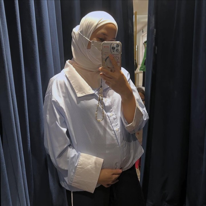 <p>Baru-baru ini, Nina mulai mengunggah potret baby bump kehamilannya yang sudah terlihat besar. Potret ini diambil saat ia melakukan <em>mirror selfie</em>, Bunda. "Mau <em>selfie</em>, Eh...ada yang yang ngintip. Doain sehat-sehat ya onti uncle," ujarnya di caption. (Foto: Instagram @ninazatulini22)</p>
