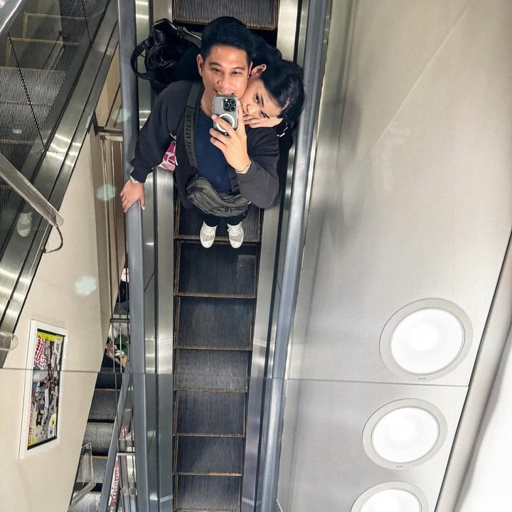 <p>Rekan-rekan artis dan neizen pun langsung membanjiri kolom komentar dengan ucapan selamat dan doa agar rumah tangga mereka langgeng. &ldquo;Selamat satu tahun pernikahan! Semoga jebakan indahnya semakin menyenangkan sampai jannah yaaa! Aaamiiiin,&rdquo; tulis Titi DJ. &ldquo;Happy anniversary Nino <em>@ninokayam</em> yg baik hati dan&nbsp;<em>@dhabitannisa</em>&nbsp;in syaa Allah rumah tangga kalian diberkahi yaaa,&rdquo; tulis akun <em>@nadia_lar****.&nbsp;</em>(Foto: Instagram@ninokayam)</p>