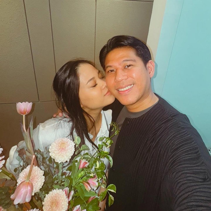 <p>Momen perayaan <em>anniversary</em> tersebut dibagikan langsung oleh Nino melalui beberapa foto yang diunggah di akun Instagram pribadinya. &ldquo;Selamat satu tahun pernikahan <em>@dhabitannisa,</em>&rdquo; tulis Nino, dikutip dari laman Instagram <em>@ninokayam,</em> Selasa (23/9/2025).&nbsp;(Foto: Instagram@ninokayam)</p>