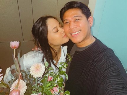 Potret Romantis Nino RAN & Istri Dokter Rayakan Anniversary Pernikahan