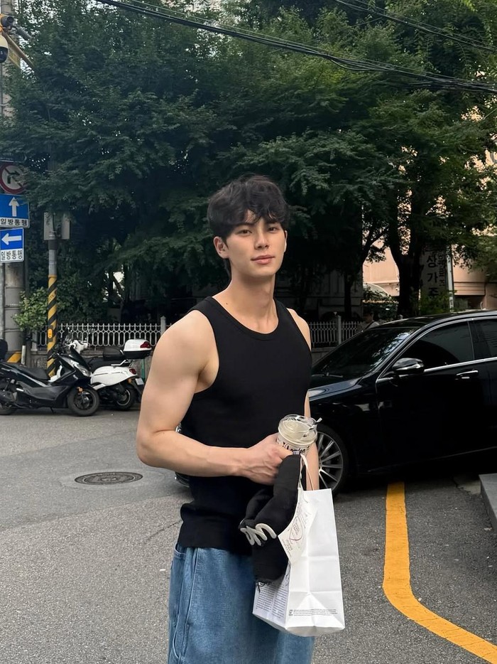 Para pencinta drama Korea pasti sudah tidak asing lagi dengan nama Lee Chae Min. Ya, aktor muda berbakat yang baru saja berulang tahun ke-25 pada 15 September 2025 lalu itu tengah menjadi sorotan berkat akting ciamik./ Foto: instagram.com/l.c.m____