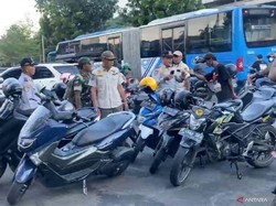 Viral Parkir Liar dan Meja PKL Makan Jalan di Cawang, Ditertibkan Petugas