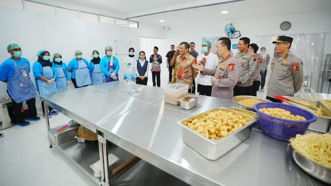 Kapolri Jenderal Sigit Prabowo minta pengawasan kualitas makanan dalam program Makan Bergizi Gratis, Targetkan 2,1 juta penerima manfaat & 617 SPPG beroperasi.