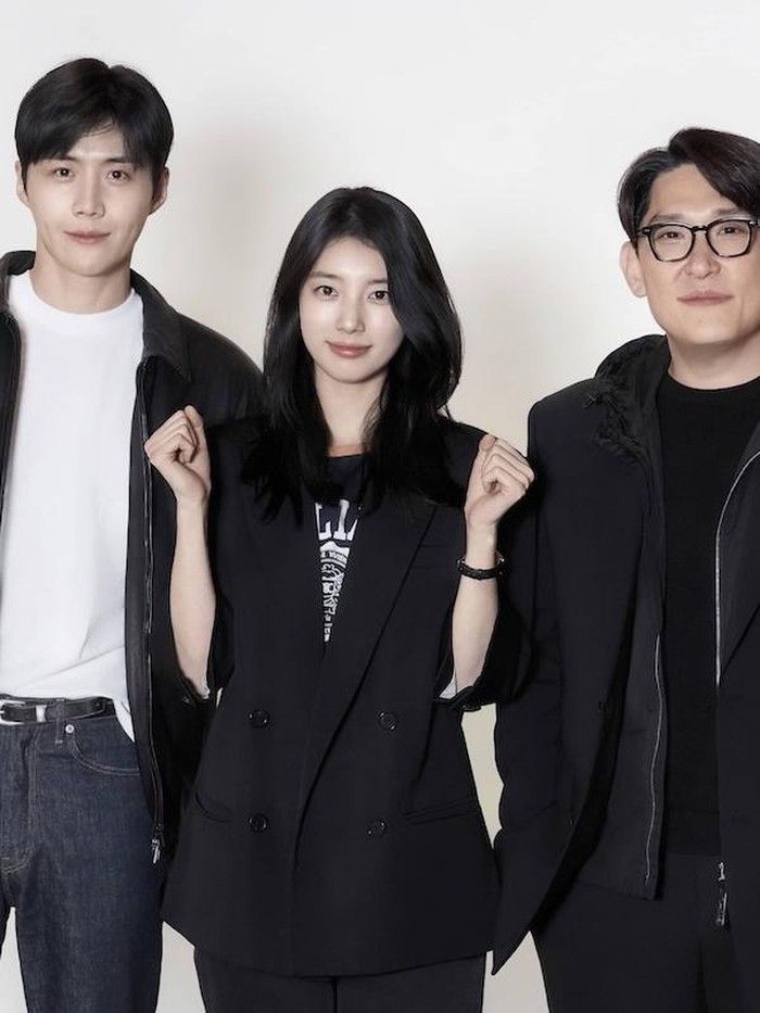 Bae Suzy akan kembali lebih awal di tahun 2026 mendatang dengan membintangi drama Delusion. Drama ini akan menjadi ajang reuninya bersama Kim Seon Ho setelah pertama kali akting bersama di drama Start-Up.