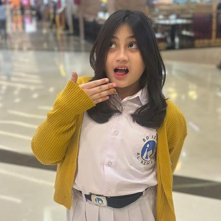 <p>Meski usianya masih terbilang belia, Shakara sudah aktif di media sosial dan kerap membagikan konten kesehariannya. Lewat akun Instagram pribadinya, ia terlihat pede saat berpose dan mengekspresikan dirinya, Bunda. (Foto: Instagram @shakarakhadenta)</p>
