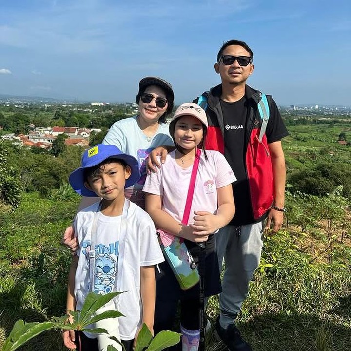 <p>Shaka Samara Denta, atau akrab disapa Shakara, merupakan putri sulung dari pasangan komedian Aden Bajaj dan Shintia Fitria. Lahir pada 2015, kini Shakara sudah menginjak usia 10 tahun dan tumbuh menjadi remaja yang cantik, Bunda. (Foto: Instagram @adenbajaj)</p>