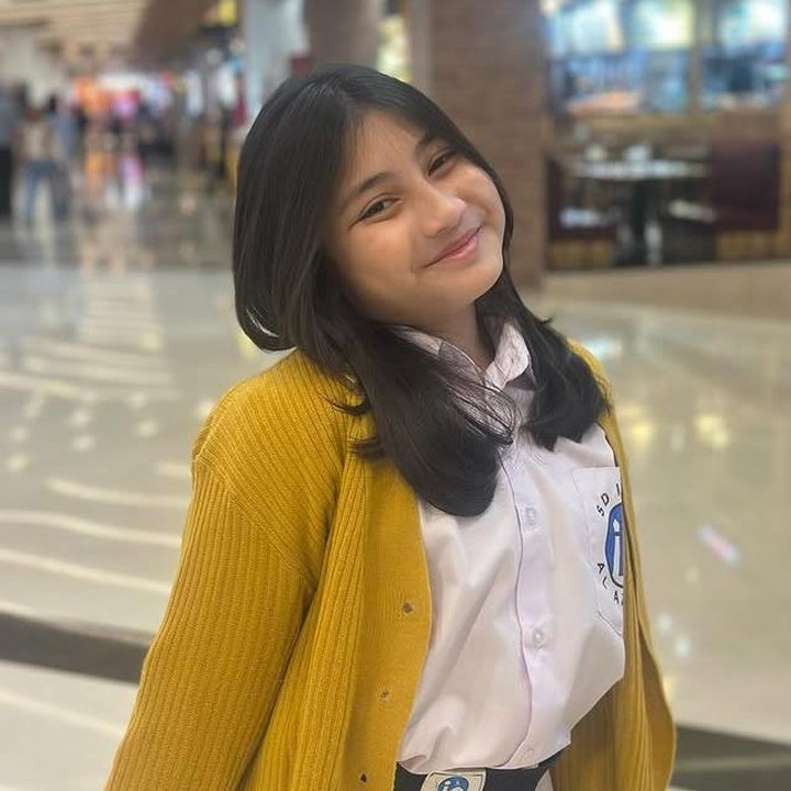 <p>Gaya Shakara pun tak kalah mencuri perhatian. Dengan rambut terurai, ia terlihat semakin memesona, Bunda. Penampilan yang naturalnya tetap membuatnya tampak anggun di setiap momen. (Foto: Instagram @shakarakhadenta)</p>