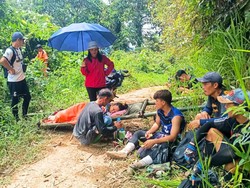 Potret dari Perbatasan: Warga Krayan Tandu Orang Sakit Naik Turun Gunung