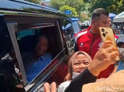 Jokowi Bagi-bagi Sembako di Pasar Gede Solo, Wisatawan Ikut Kebagian