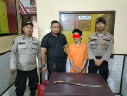 Pria di Siak Tenteng Parang Ancam Bunuh Tetangga, Langsung Dibekuk Polisi