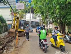 Jalan Berlumpur dan Licin Sisa Galian Dekat MRT Fatmawati, Warga Waswas
