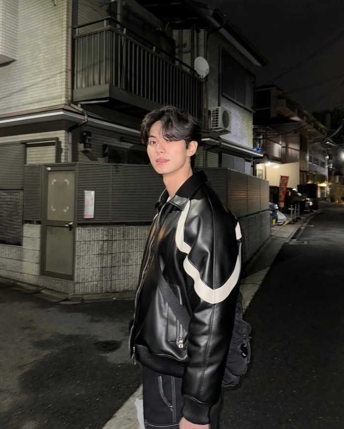 Sementara itu, tinggal dua episode lagi sebelum ‘Bon Appétit, Your Majesty’ tamat. Wah, tidak terasa, ya! Bagaimana pendapatmu tentang drama Korea yang dibintangi Lee Chae Min tersebut sejauh ini, Beauties?/ Foto: instagram.com/l.c.m____