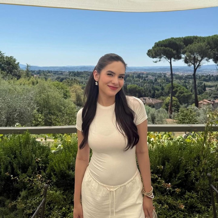 <p>Artis Steffi Zamora saat ini tengah menjalani kehamilan pertamanya. Baru-baru ini, Steffi kembali mengunggah potret baby bump kehamilannya ke publik. Kali ini, Steffi membagikan foto <em>throwback</em> saat menghabiskan waktu di Italia belum lama ini. (Foto: Instagram @steffizamoraaa)</p>