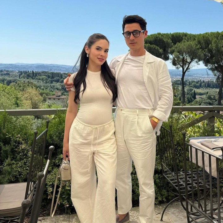 <p>Selama di Italia, Steffi menyempatkan diri untuk berjalan-jalan bersama Nino. Dalam satu potret, keduanya terlihat kompak mengenakan pakaian berwarna serba putih. Pasangan ini tampak sedang menghabiskan waktu di sebuah tempat dengan pemandangan alam yang indah. "J<em>ust the unseen bits</em> (hanya detail-detail yang tidak diketahui)," tulis Steffi dalam unggahan ini. (Foto: Instagram @steffizamoraaa)</p>