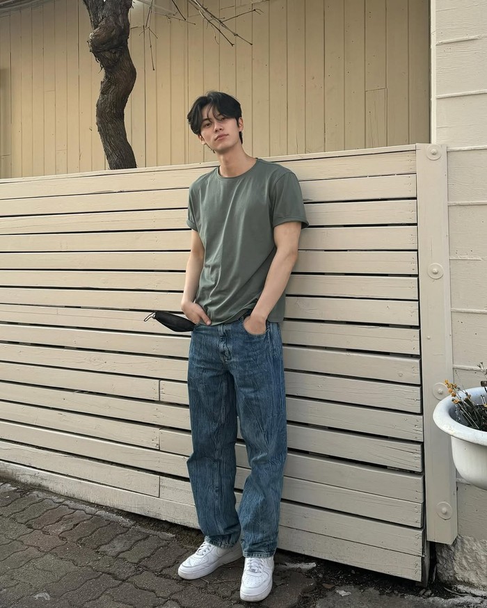 Tak hanya mencuri atensi publik karena kemampuan Lee Chae Min dalam memerankan tokoh dalam drakor tersebut, gaya berpakaian artis Korea dengan tinggi badan 190 cm satu ini juga berhasil memikat hati banyak orang./ Foto: instagram.com/l.c.m____