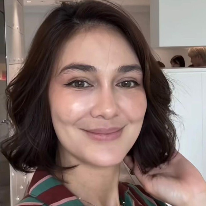 <p>Luna Maya kembali menyita perhatian banyak pasang mata dengan penampilan terbarunya yang makin <em>stylish</em>. Artis multitalenta ini memang selalu sukses bikin heboh, baik saat berakting, maupun tampil sebagai presenter. Kali ini, yang paling mencuri mata publik adalah gaya rambut barunya yang pendek. (Foto: Instagram @lunamaya)</p>