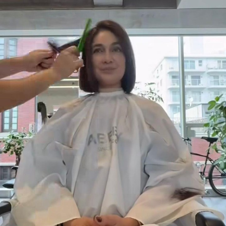 <p>&ldquo;<em>Fresh cut</em>, <em>fresh energy,</em>&rdquo; tulis Luna lewat postingannya di Instagramnya. Dalam foto tersebut, ia memperlihatkan proses pemotongan rambutnya di sebuah salon. (Foto: Instagram @lunamaya)</p>