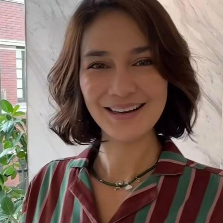 <p>Model rambut yang ia pilih adalah <em>classic sleek bob</em> atau bob lurus klasik. Potongan ini ditandai dengan panjang rata sebatas dagu hingga sedikit di bawahnya. Gaya ini bikin wajah perempuan 42 tahun ini terlihat lebih tegas ya, Bunda. (Foto: Instagram @lunamaya)</p>