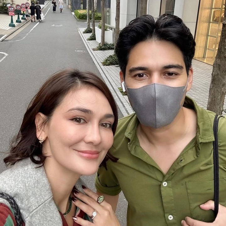 <p>Luna sebenarnya bukan pertama kali tampil dengan rambut pendek, Bunda. Dalam unggahannya di Instagram, ia menceritakan bahwa pada 2011, ia juga sempat terlihat dengan gaya rambut yang serupa. Bahkan, keputusannya untuk memotong rambut kali ini karena ada &ldquo;dorongan&rdquo; dari sang suami, supaya ia lebih <em>fresh</em> dan beda dari biasanya. (Foto: Instagram @lunamaya)</p>