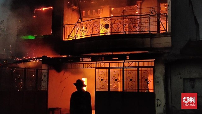 Lima rumah terbakar akibat tawuran di Kecamatan Tallo, Makassar. Sejumlah warga ketakutan dan evakuasi barang.